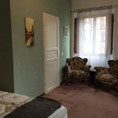 Moni Bed & Breakfast *